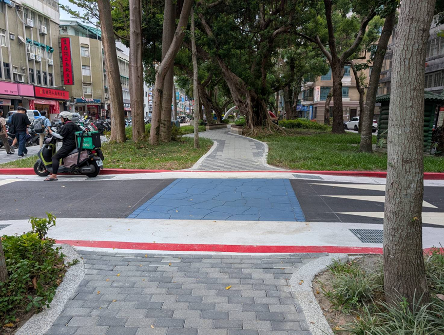 浦城街13巷減速平台：路面抬高與人行道齊平，並塗刷綠色鋪面加強警示。