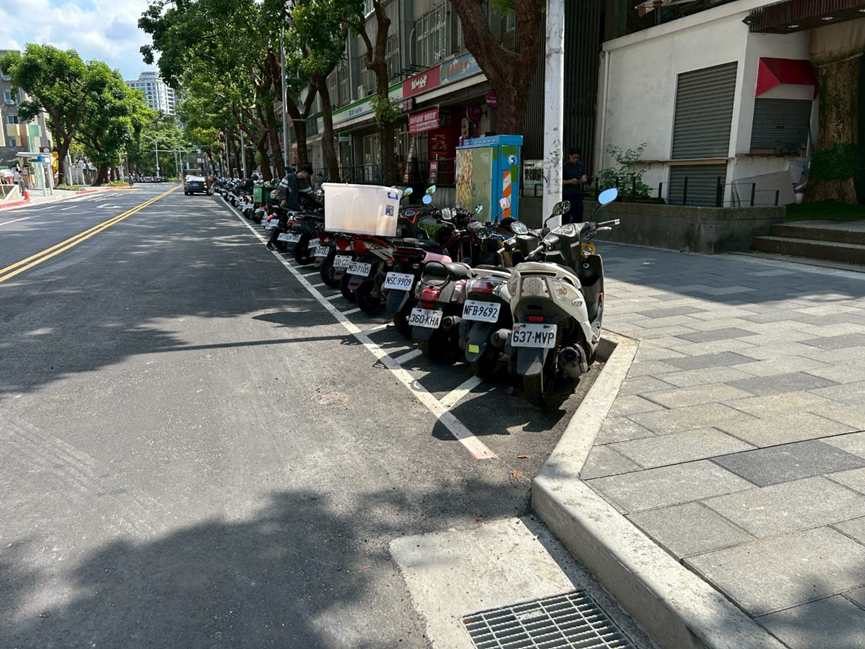 斜向機車停車位：改善後機車整齊停放於斜向格位內，避免占用人行道空間。