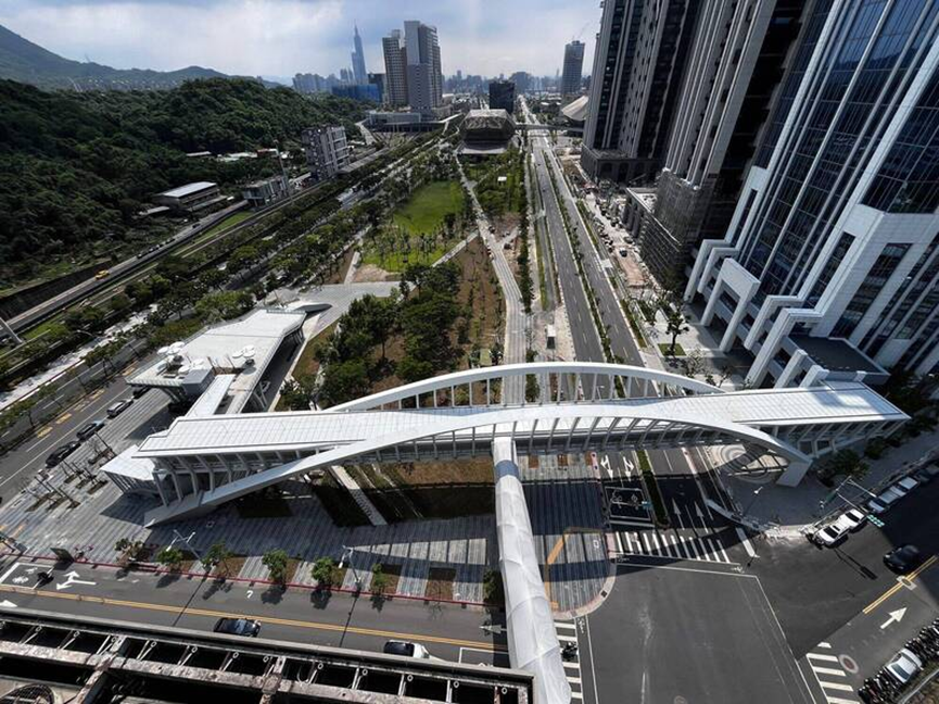 主橋與副橋銜接全景：展現多層次立體交通設計，串聯周邊建築與綠地廊道。