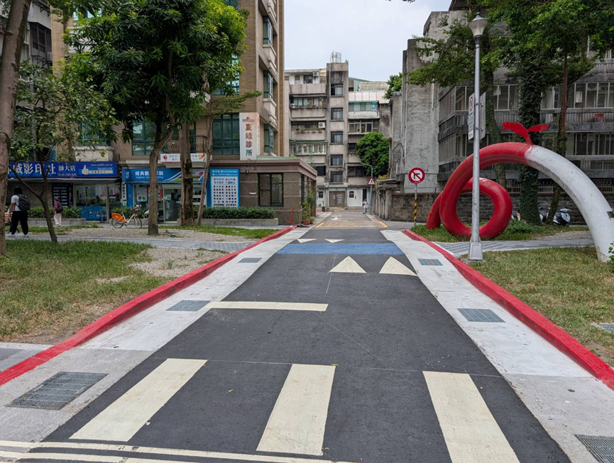 師大路68巷減速平台：巷道入口設置綠色緩坡平台，讓行人穿越時不須跨越階梯。