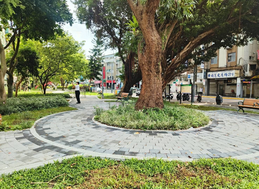 師大公園新鋪面：公園內原本老舊的步道已更新為灰黑色系地磚，環境整潔。